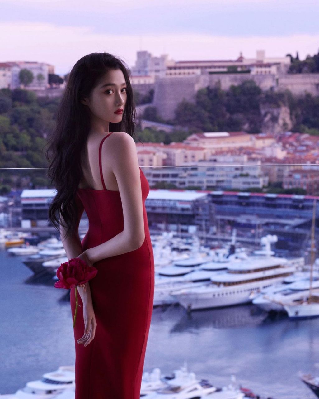 关晓彤最新爆照. 红色吊带裙,手拿玫瑰,太性感了叭.