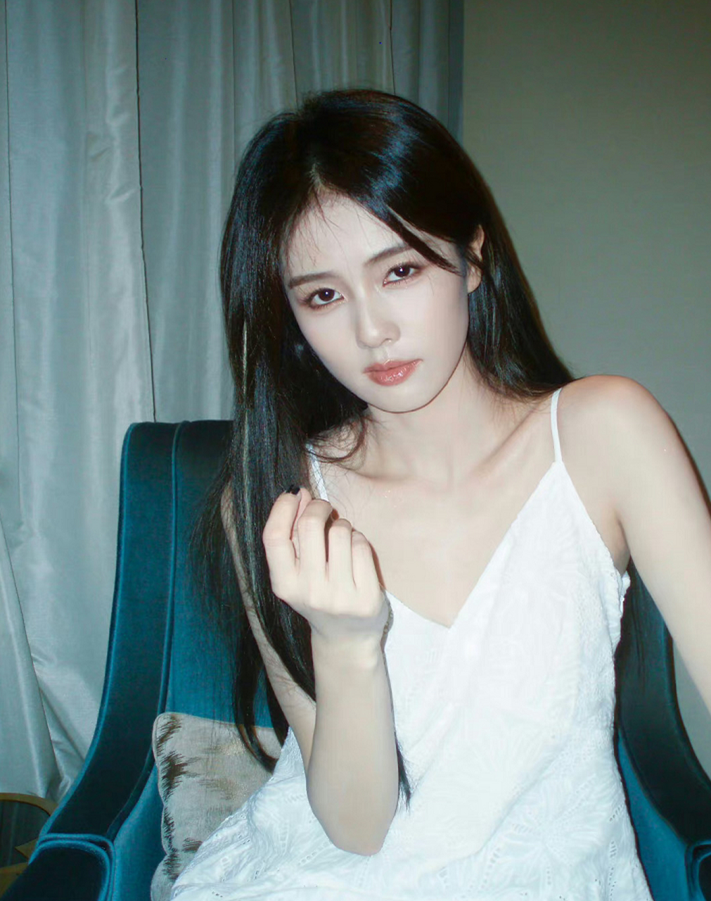 白鹿这衣服暴露了飞机场的身材