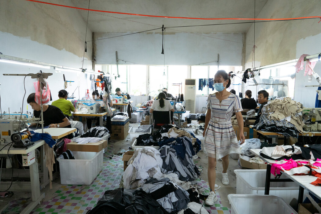 新华社说,当地1200家泳衣公司雇佣了多达10万人。