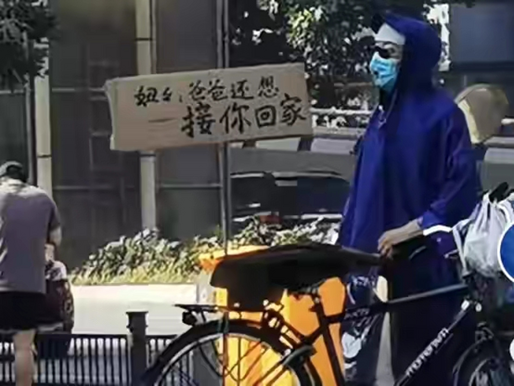 妞妞,一个父亲的送别  7月26日深夜,河南郑州地铁5号线沙口路站,一张
