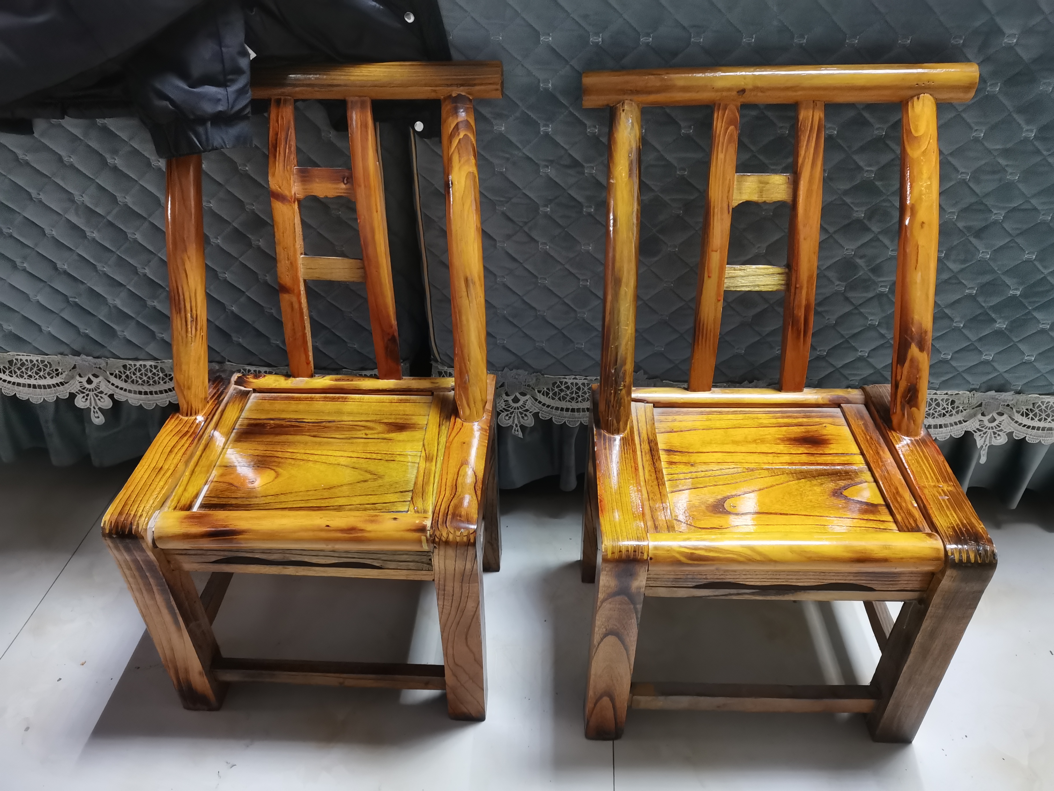 今天,在朋友家里看到两个宝贝——农村靠背椅.