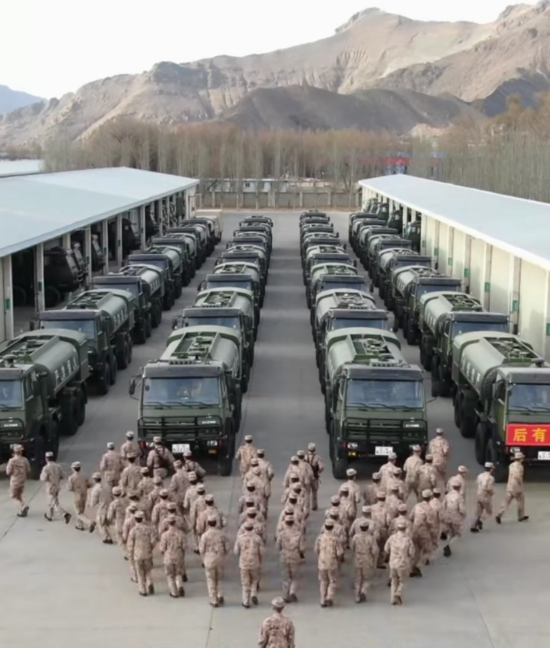 爬雪山,越戈壁,高原汽车兵风雨兼程,一往无前!