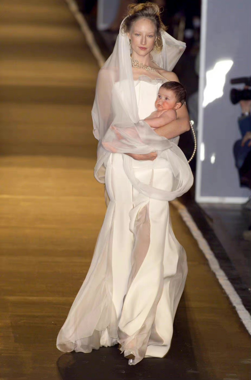 抱着孩子走秀,有一种母性的光辉