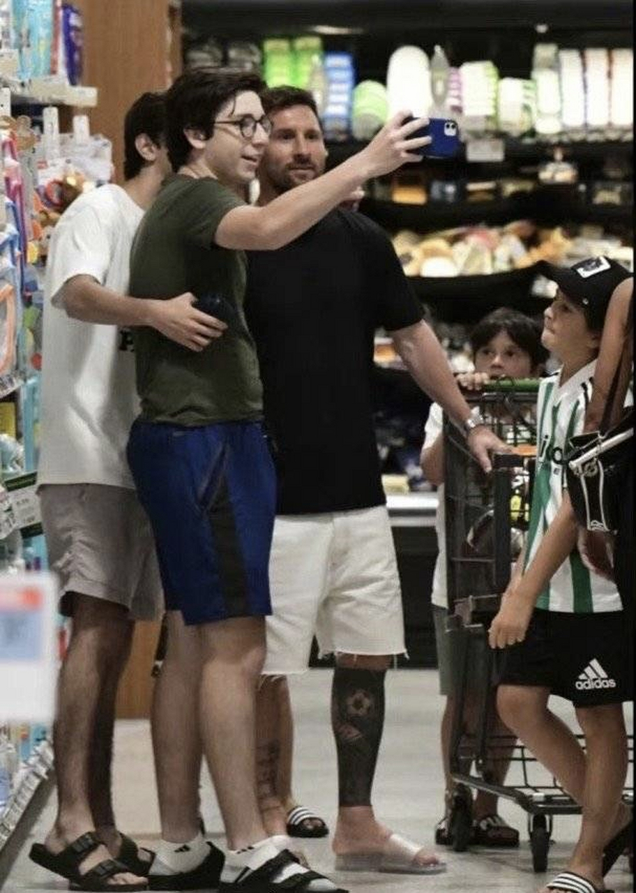 梅西穿着拖鞋带着一家子去迈阿密的publix超市购物.