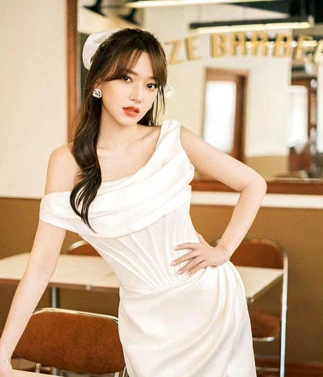 程潇穿白色长裙好美好温柔啊!