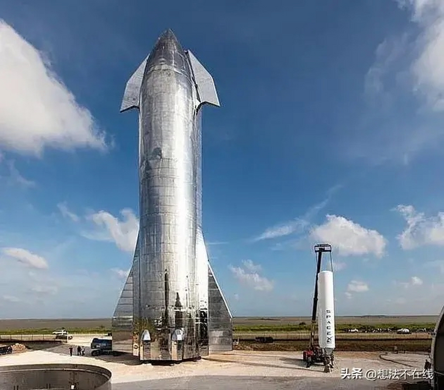 舰和长征五号对比  星舰  高度:120米,直径:9米.