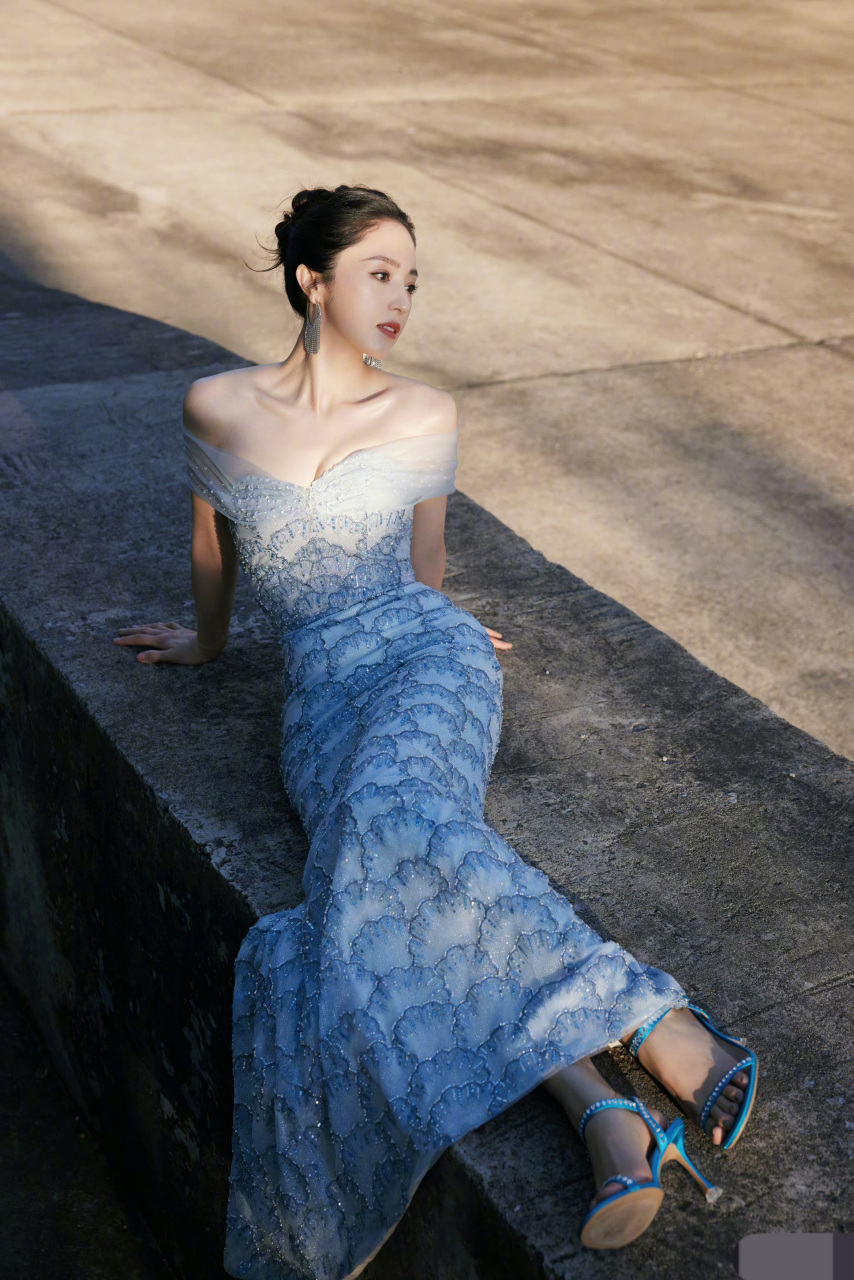 董璇蓝色一袭抹胸低胸裙优雅知性,风姿绰约,貌美撩人,高开叉长裙露出