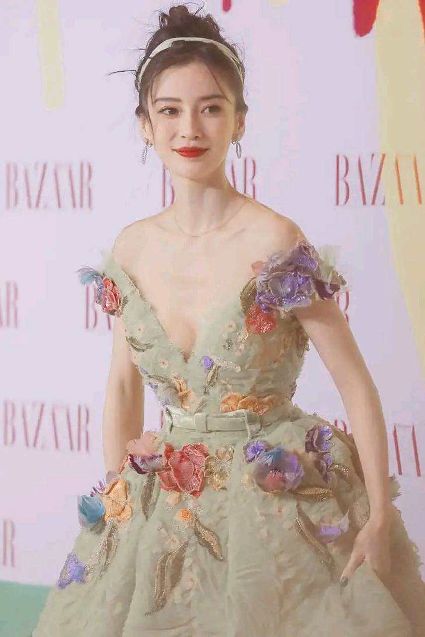 杨颖,不走丰满路线,穿低胸深v连衣裙,看得见的好身材  杨颖当了妈之后