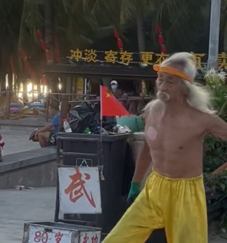 海南:白发苍苍的老大爷光着膀子,在街头卖艺引网友盛赞:有尊严