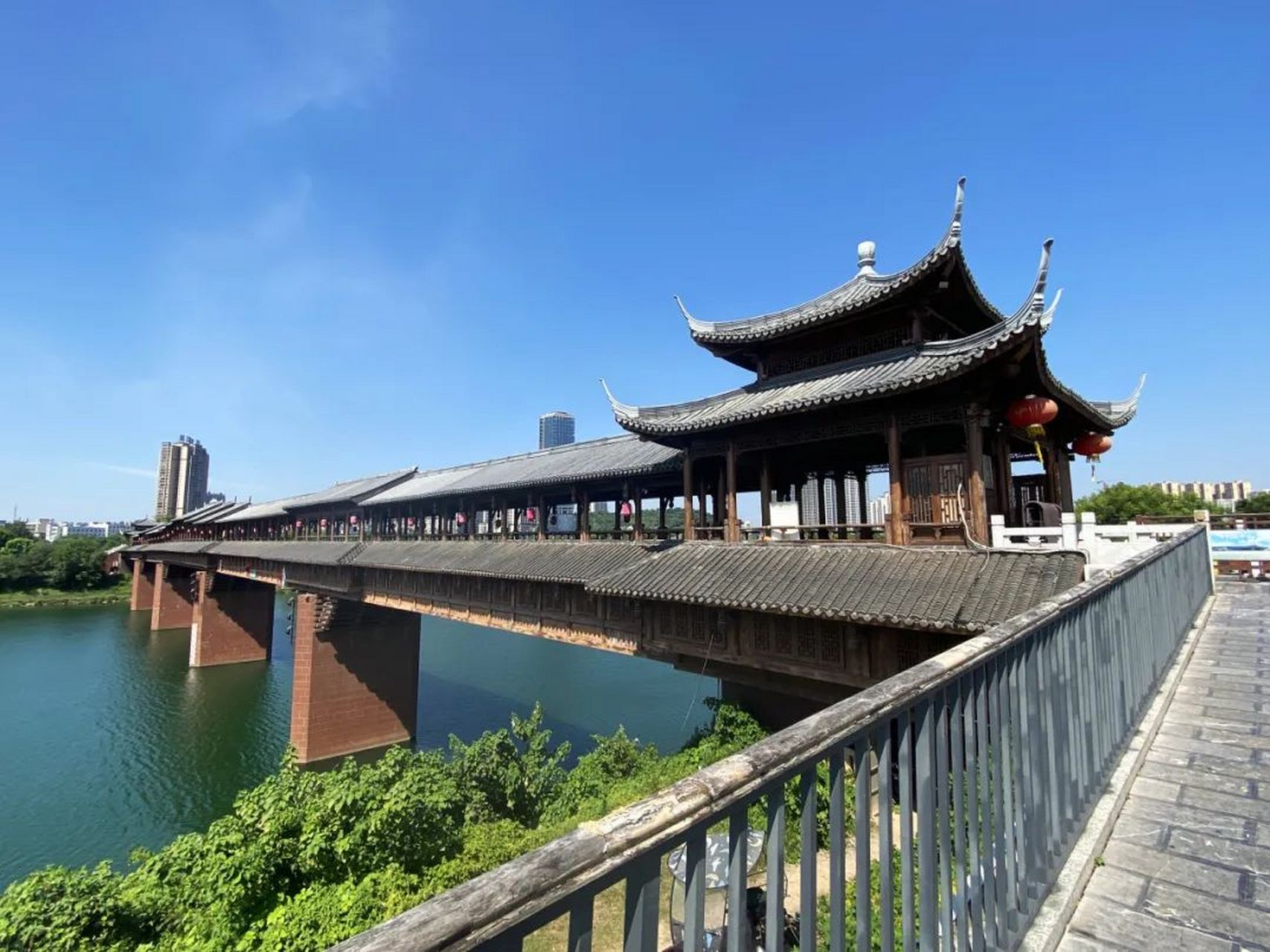 东洲岛位于衡阳市区东南面的湘江中央,长2公里左右,宽约二百余米,东面