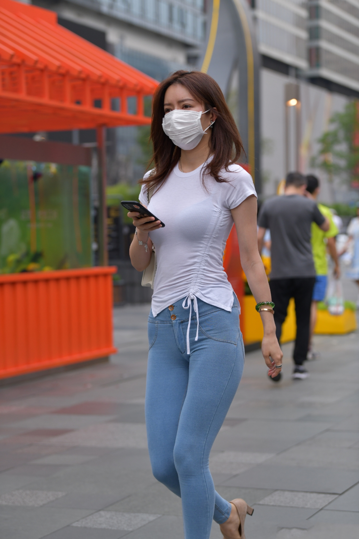 街拍美女,蓝色紧身牛仔裤小姐姐,白色t恤非常时尚!