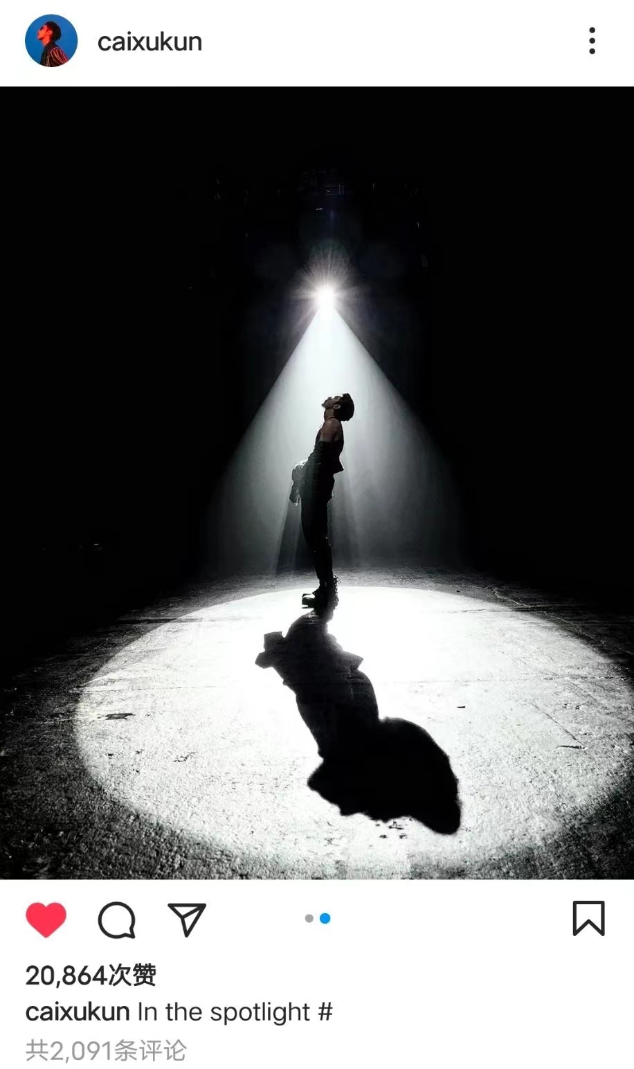 组图：蔡徐坤分享黑白氛围感写真 聚光灯下气场全开第1张图片