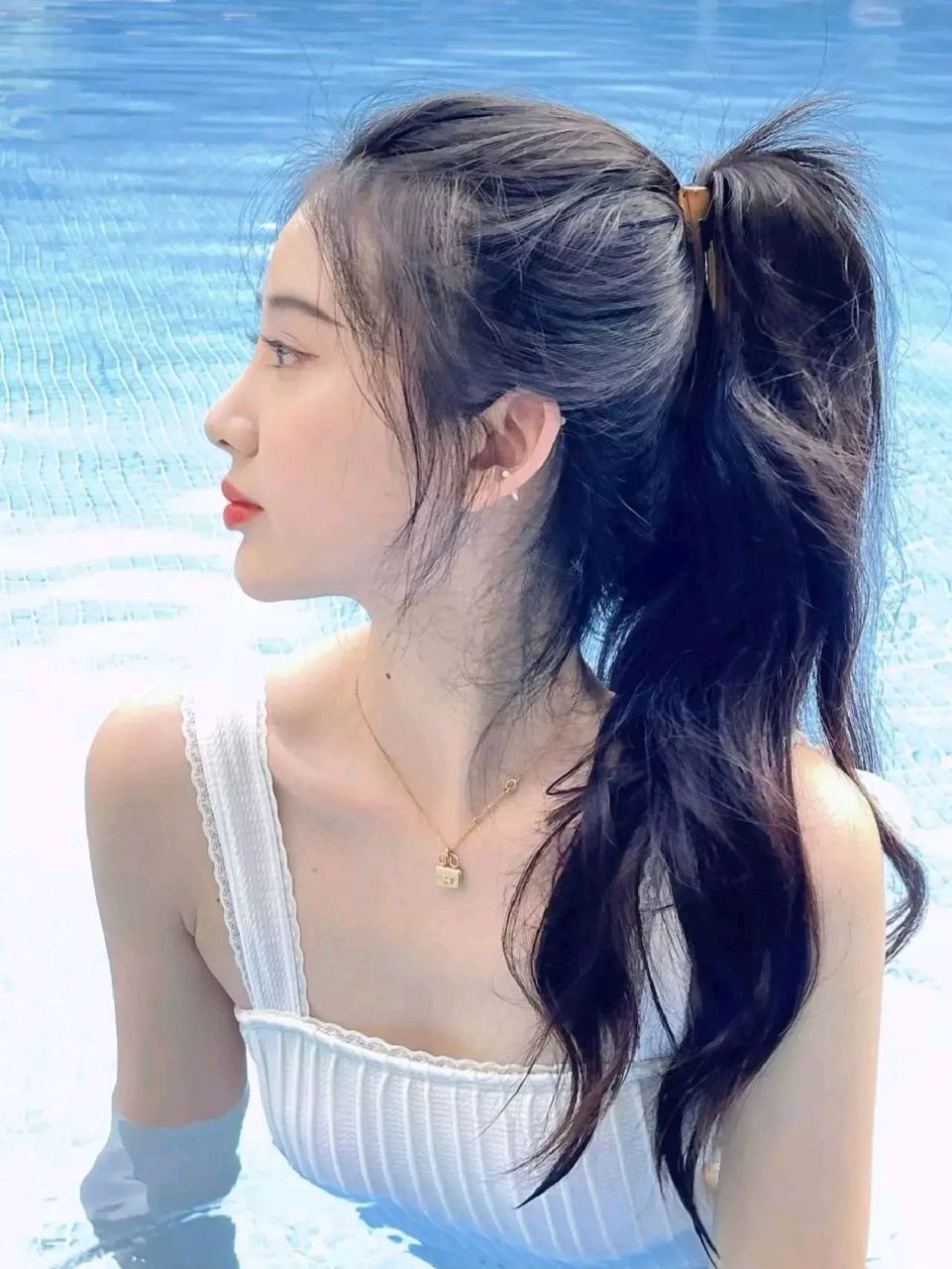马尾辫小姐姐泳池写真,碧波荡漾,美人如画.