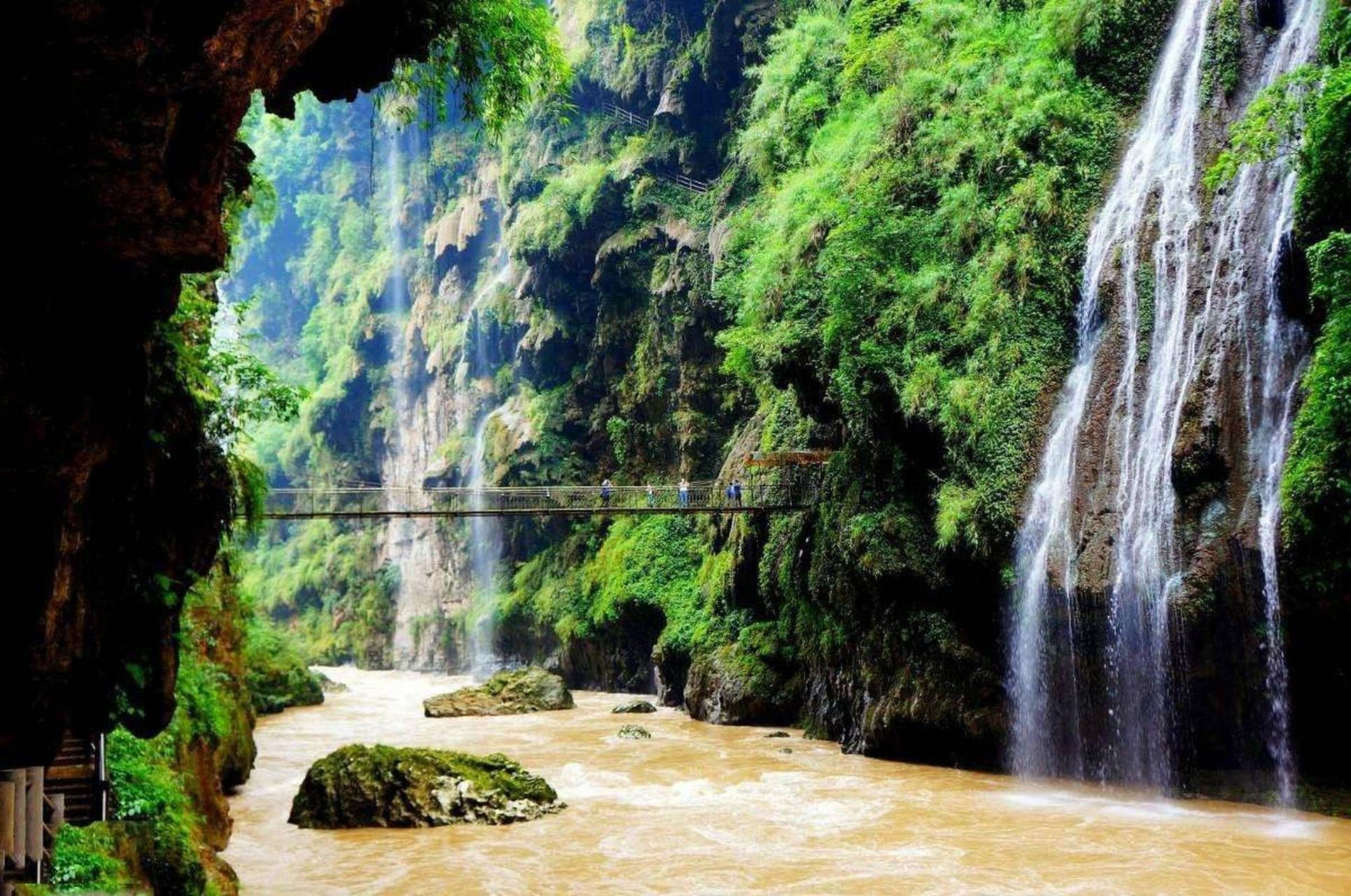 猛洞河水量充沛,河流度大,滩多浪急,峡谷幽深.两岸古木奇石,清泉流瀑.