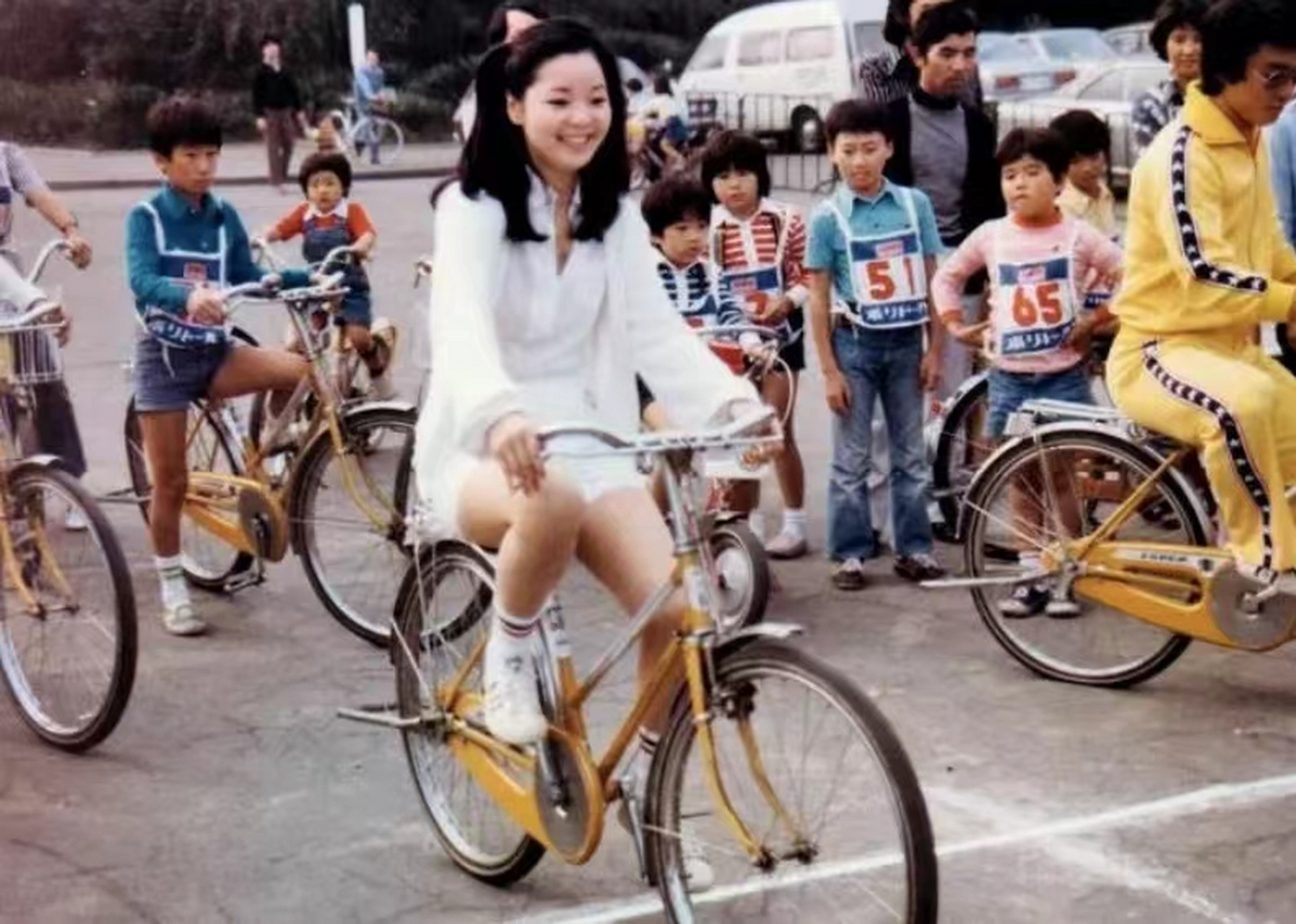 1977年日本举行"邓丽君杯"自行车比赛活动现场的照片  邓丽君穿一套