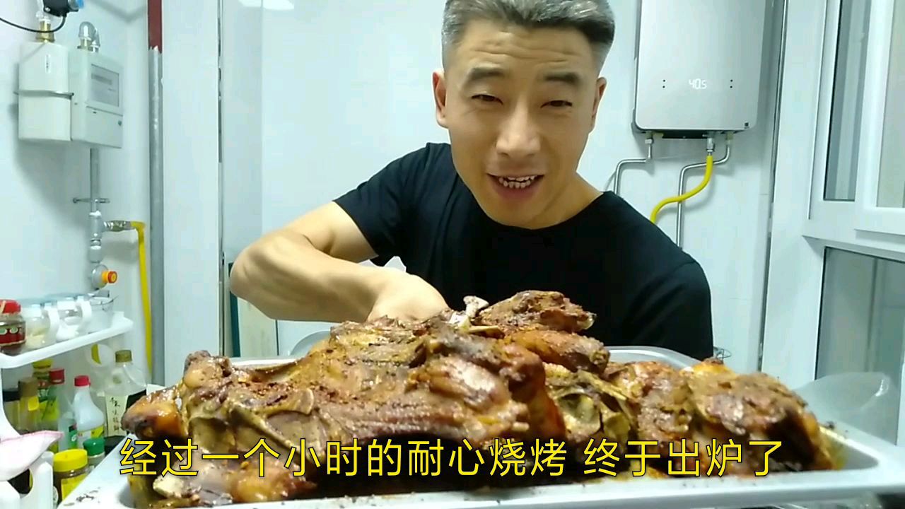 八块钱三个大鸡架,朱老大做烤鸡排,肉少但味道好,就是缺瓶啤酒