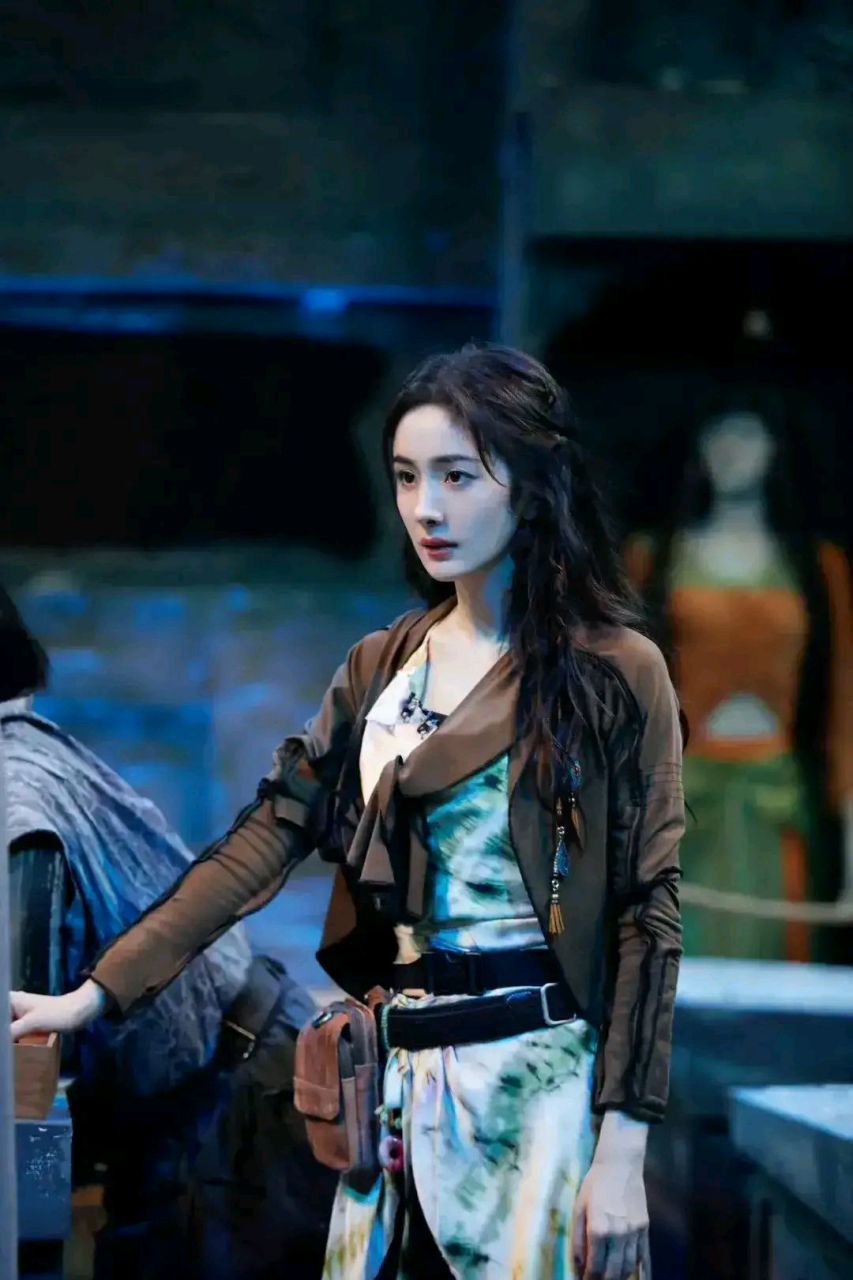 杨幂美拉德风造型,好美好飒,再一次狠狠拿捏住我了,大幂姐不愧是一直