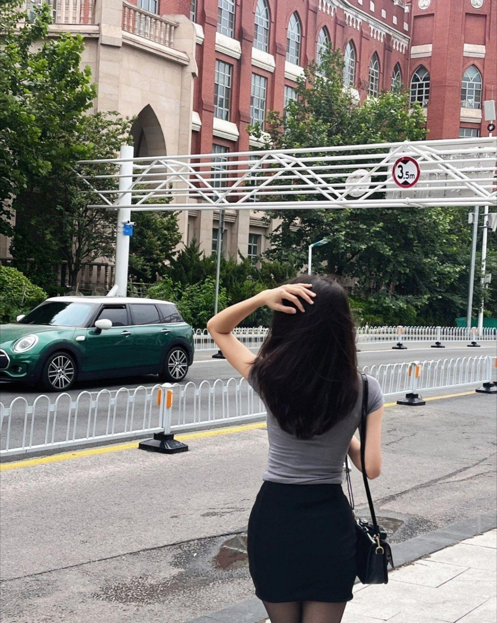 养眼美女# #性感好身材# 逛街偶遇的背影杀手果然没有让人失望[偷]