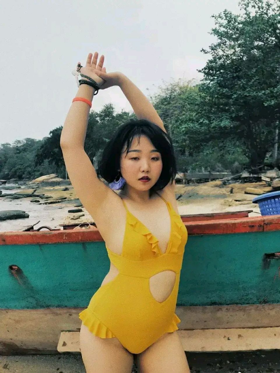 辣目洋子穿米黄色bikini秀美照,连体式的泳装完美的呈现出微胖,身材