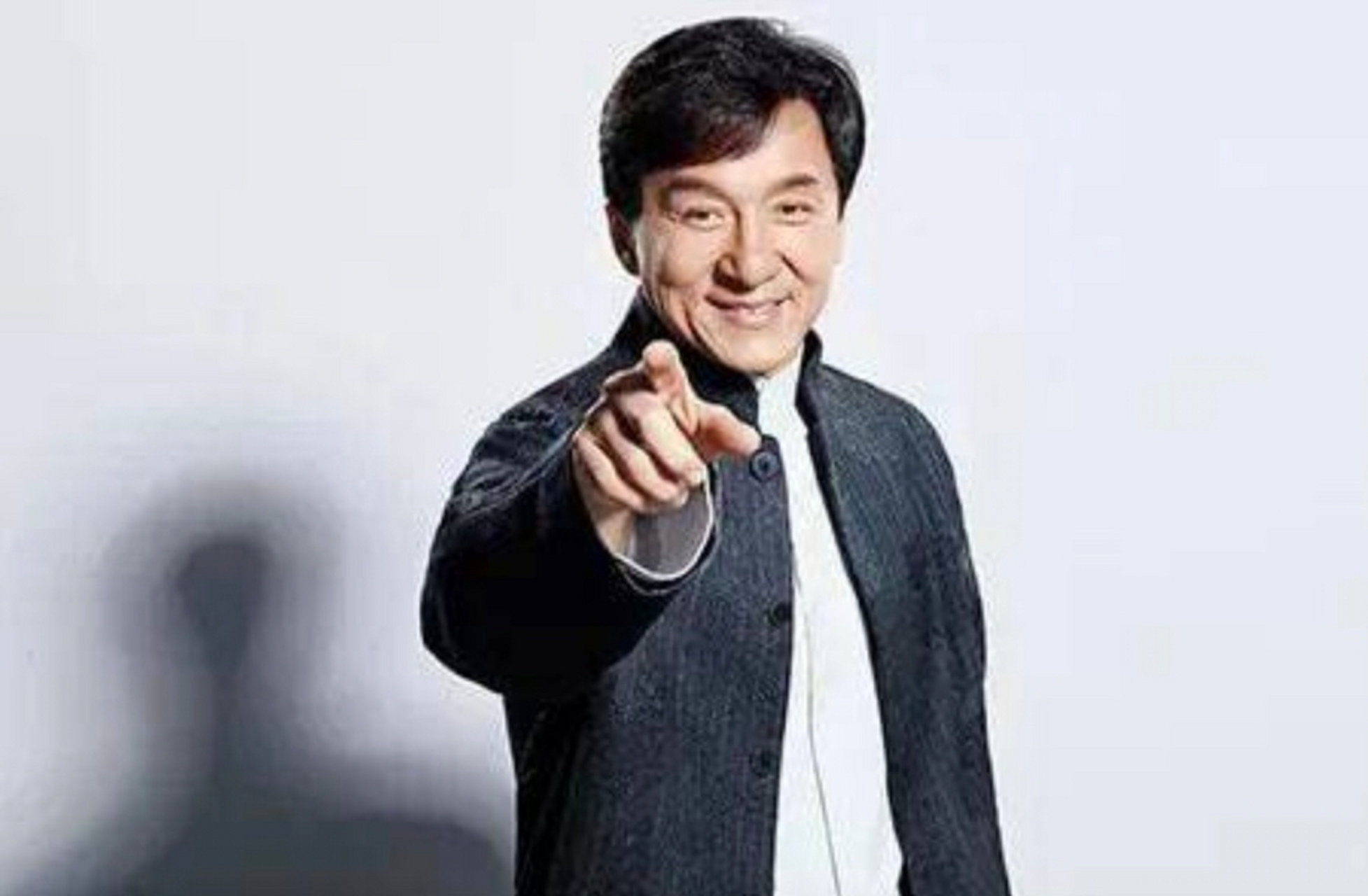 成龙大哥在鲁豫有约节目中坦率承认曾参与假慈善的经历,引发社会广泛