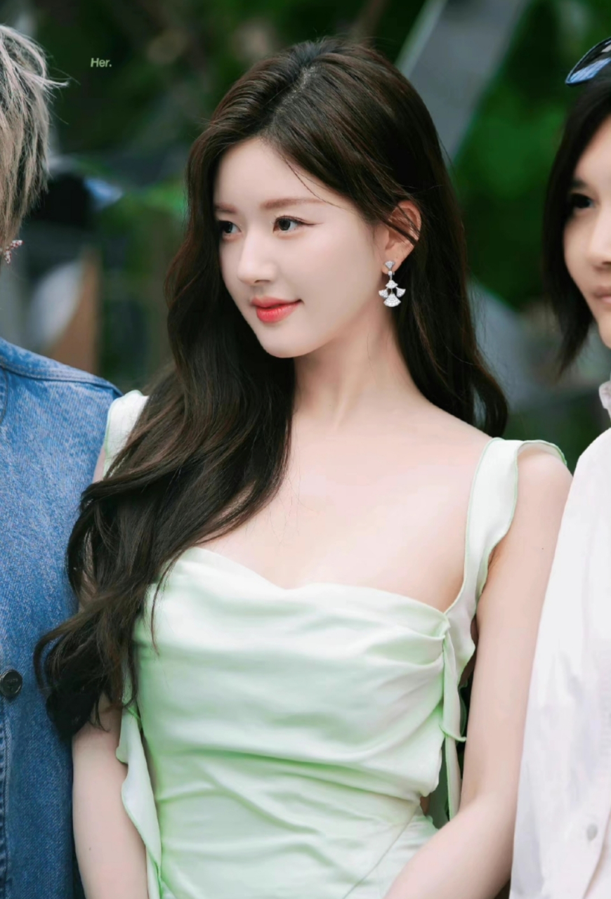 赵露思一袭淡绿色露背裙装,穿着时尚又大胆,长发披肩魅力四射,在人群