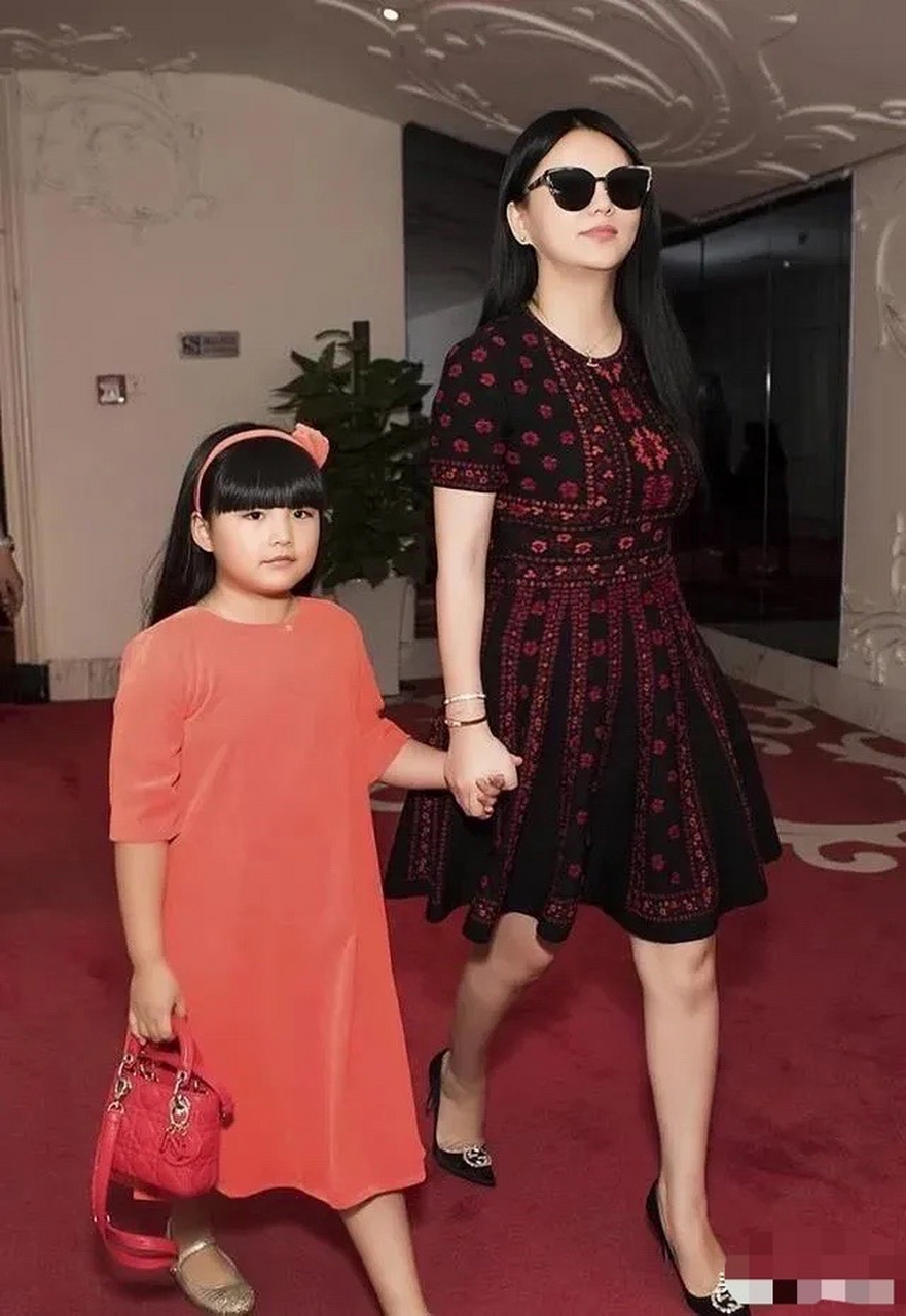 最近有消息称,李湘在英国为女儿王诗龄购置了一套豪宅,让人羡慕不已.