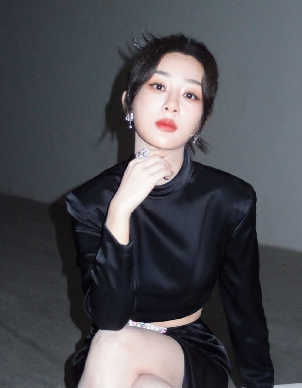 杨紫晒出一组上海秋日复古风写真,又美到不行了!