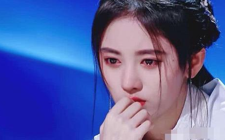 李艺彤舞台当众给郭德纲下跪,大喊别不识抬举,郭德纲吓得忙搀扶