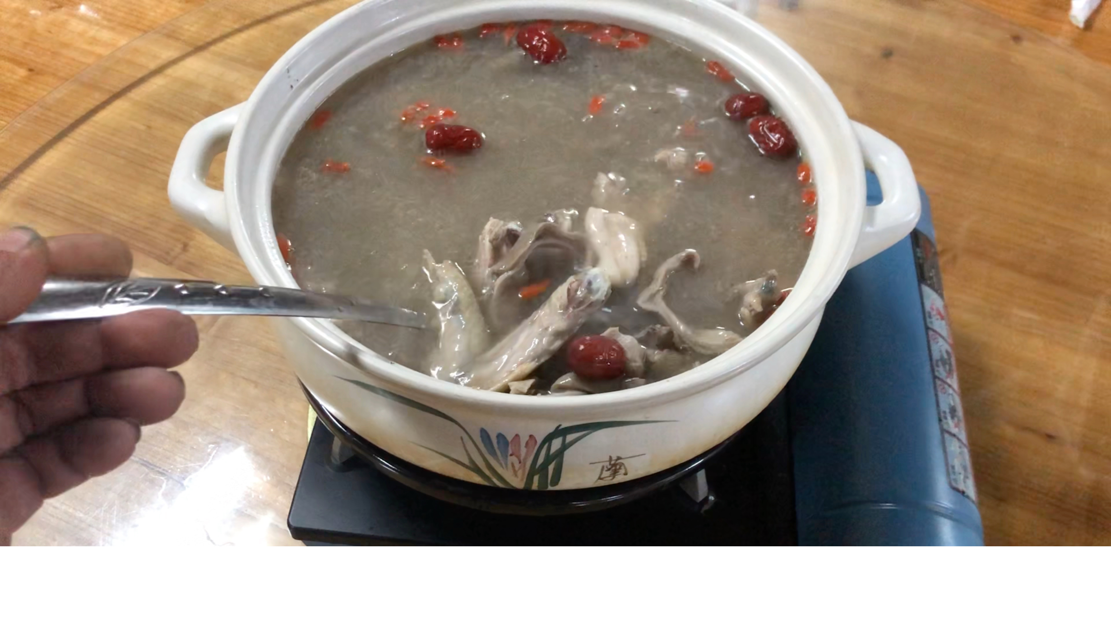 这才是猪肚鸡正确的做法,汤汁奶白鸡肉不柴有诀窍,真是太实用了