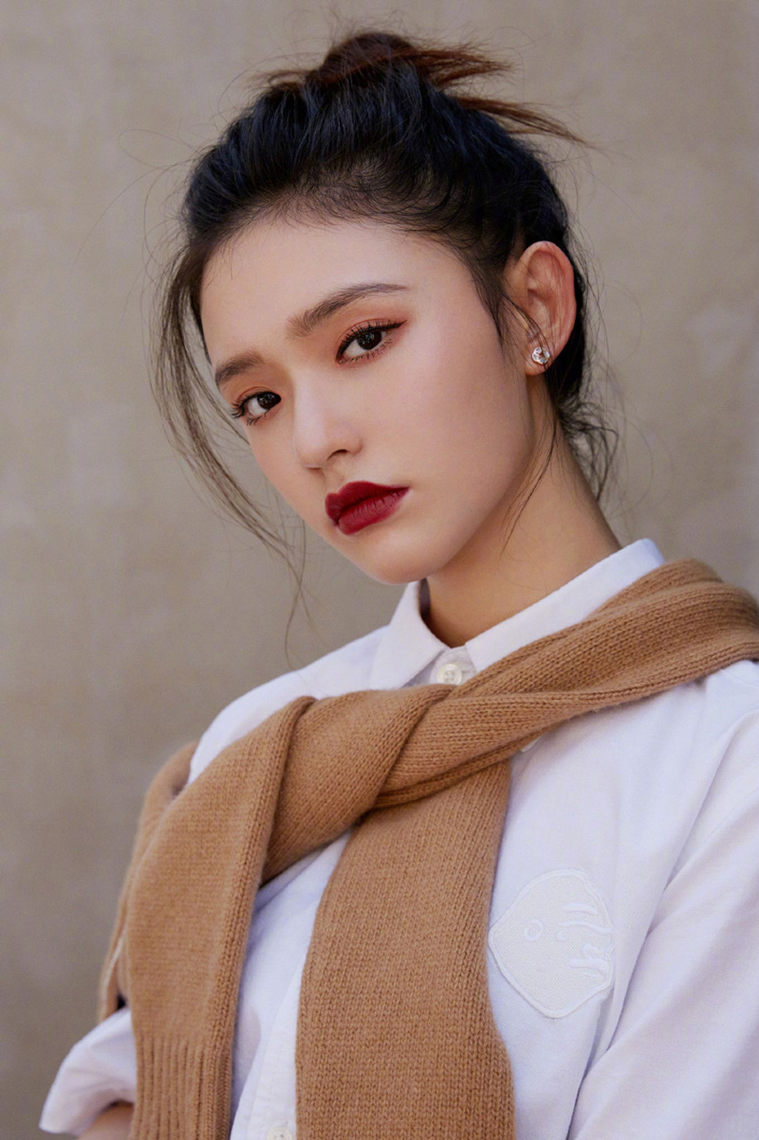 林允,原名费霞,出生于1996年4月16日,是中国内地的一位杰出影视女演员