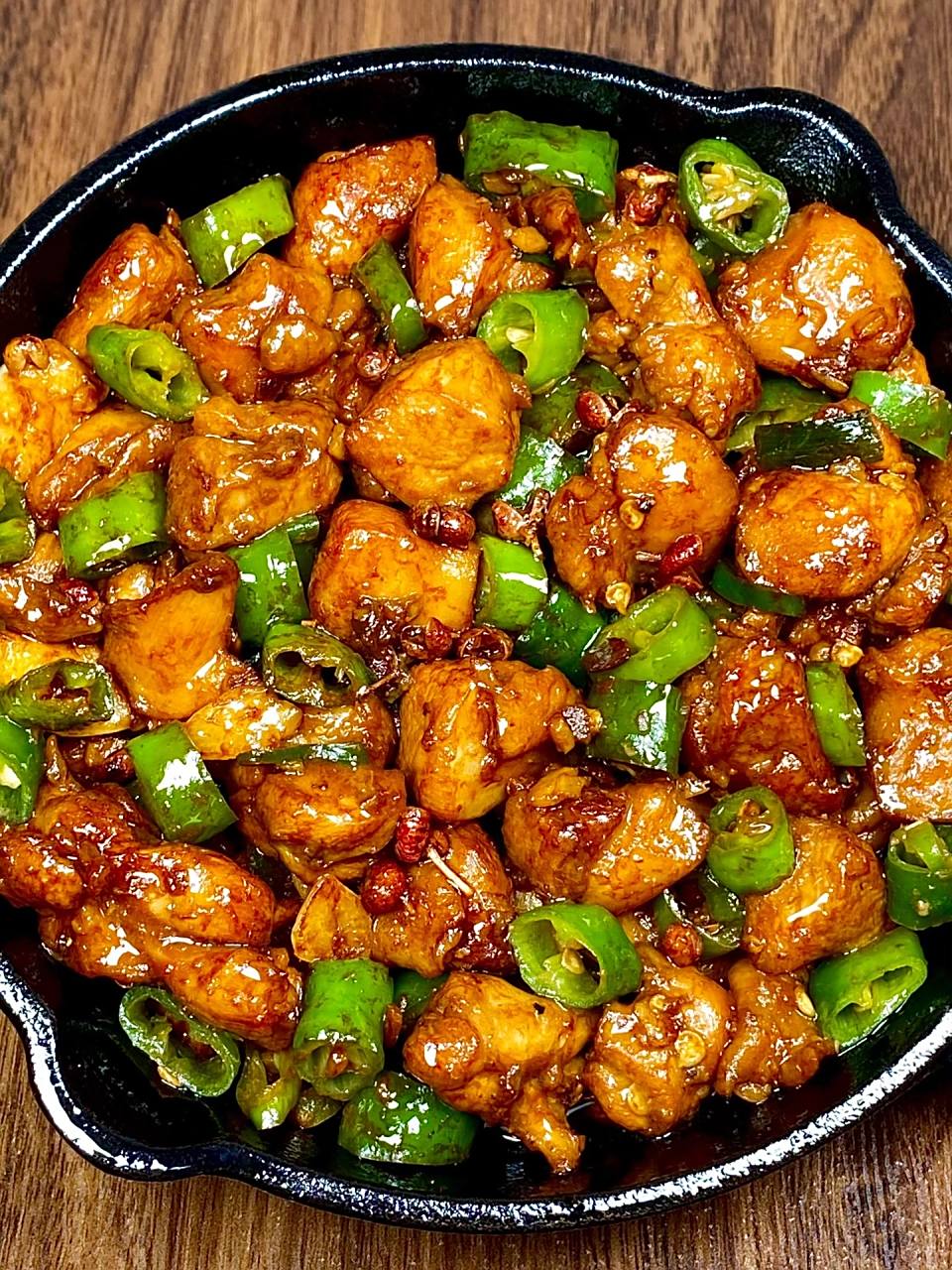 这样做出来的青椒炒鸡腿肉鲜嫩多汁!香辣过瘾!