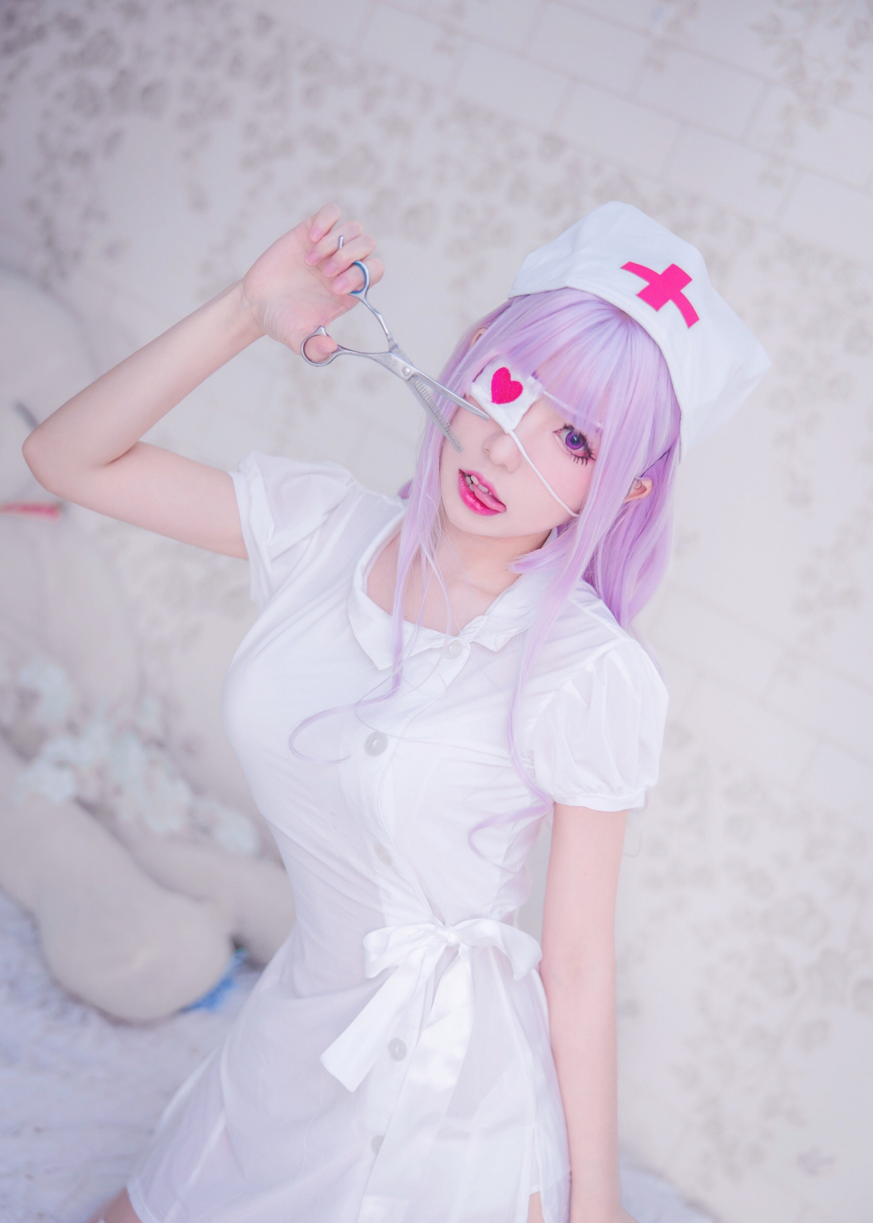 cosplay:带着爱心眼罩的银发小护士,我的爱心护理可不便宜哦