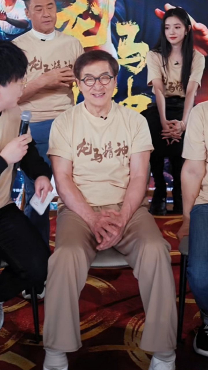 真没想到,成龙大哥明年就70岁了!