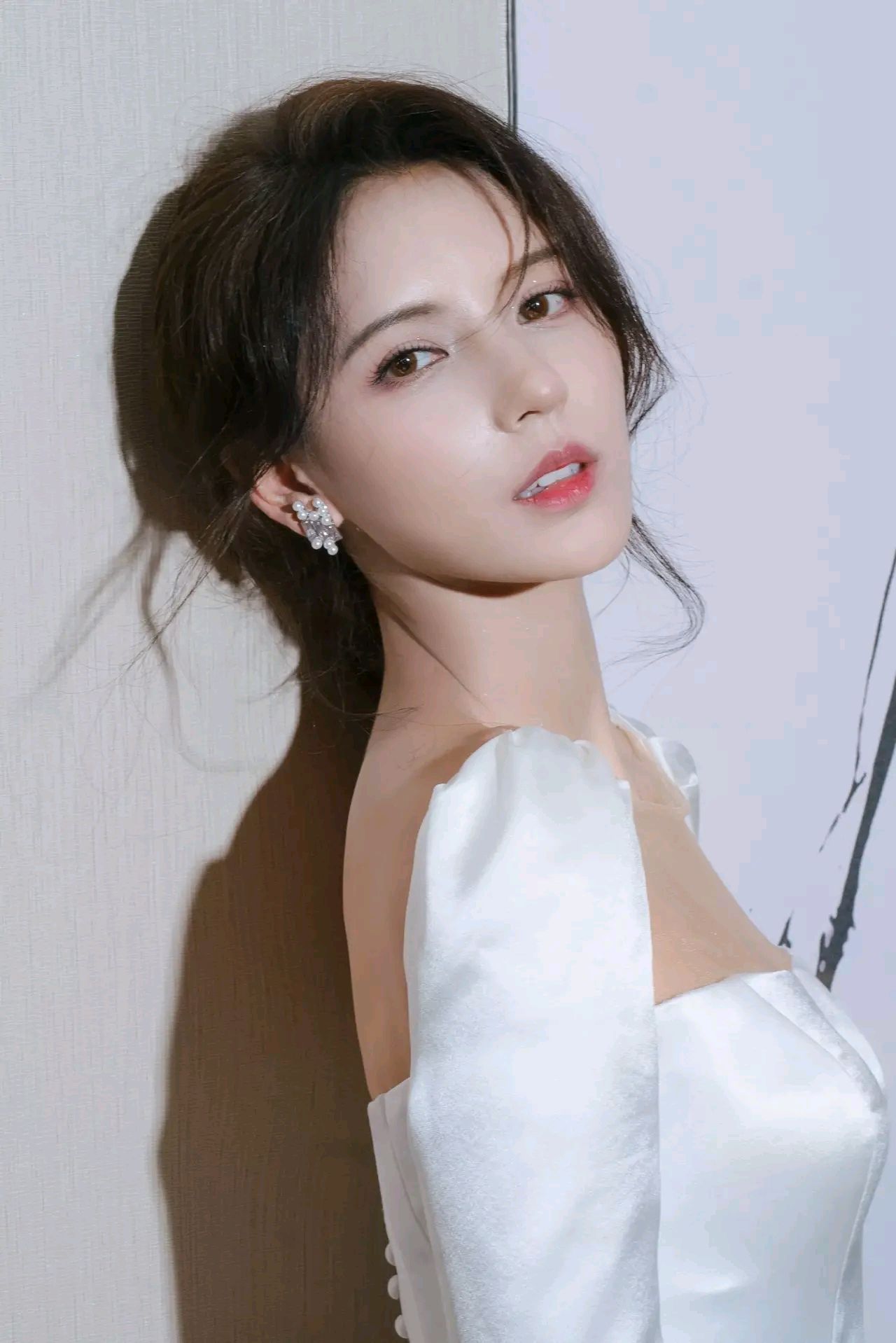 张予曦身穿白色缎面长裙,优雅婉约,气质出众