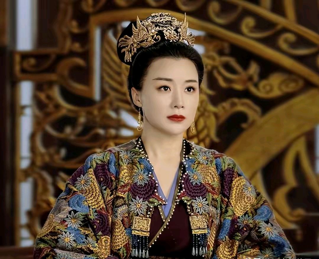 44岁姚芊羽近况!无戏可拍穿透视装热舞,被指模样大变认不出