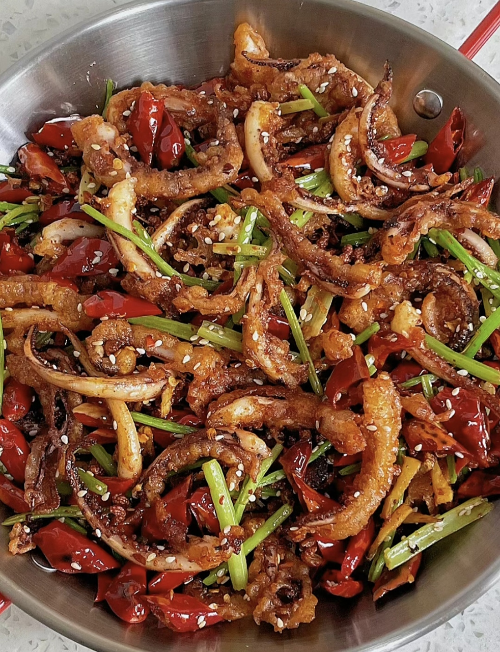 夏日烧烤大排档必点～干锅鱿鱼  不知道大家喜不喜欢海鲜类的,反正我