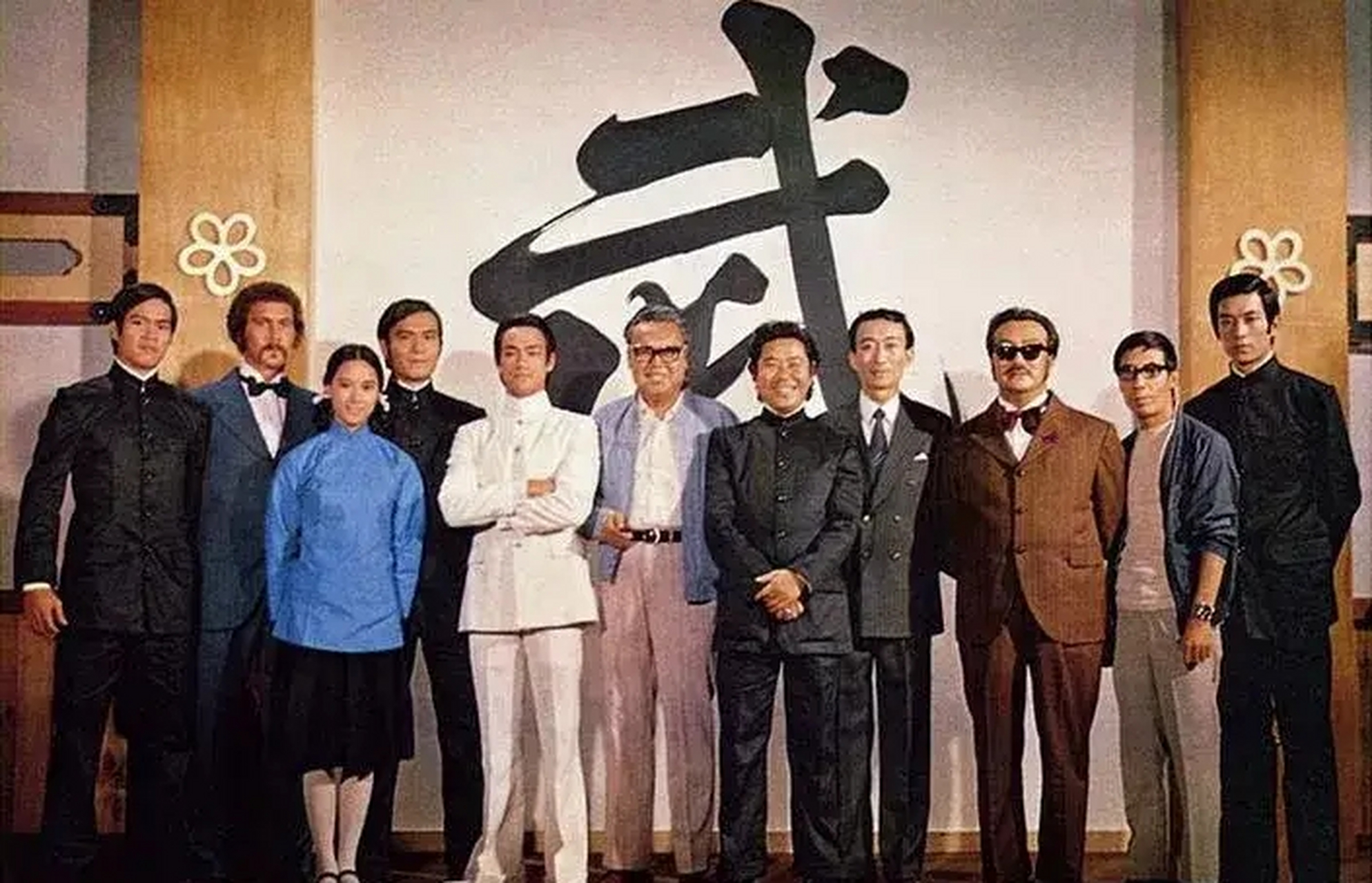 1972年李小龍和精武門的演員們合照.