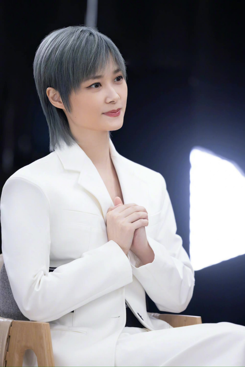 李宇春的个性比较独特,从来不会随波逐流,不管是做事做人还是穿衣