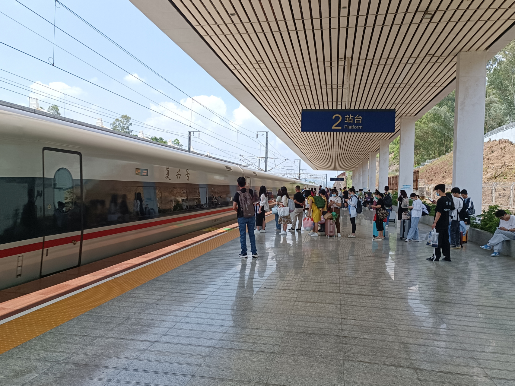 路过清远高铁站,看看清远风景.