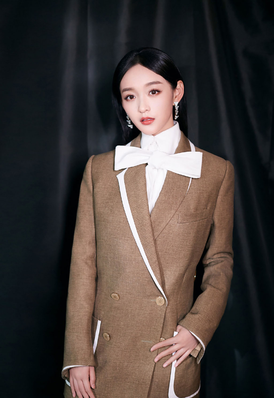 何泓姗,1987年4月10日出生于重庆市,中国内地影视女演员,摄影师,平面