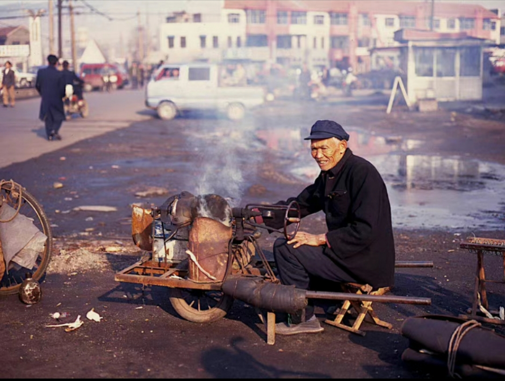 二十世纪九十年代,正在街头蹦爆米花的老人!