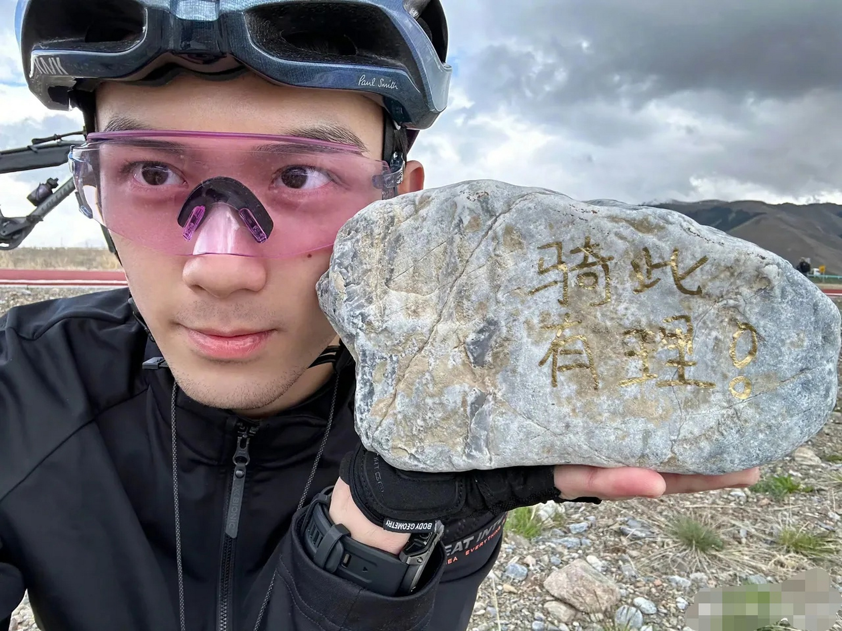 吴磊近日在社交媒体上晒出了一组照片,展现了他年轻的魅力.