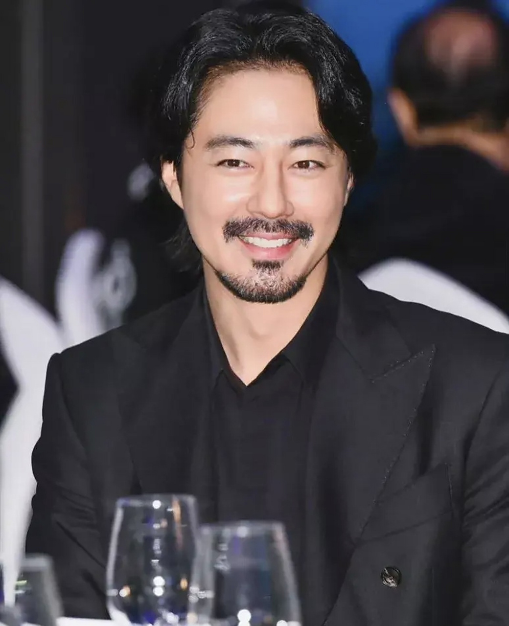 42岁的韩国男星赵寅成近日因一组活动照片引发了网友热议.