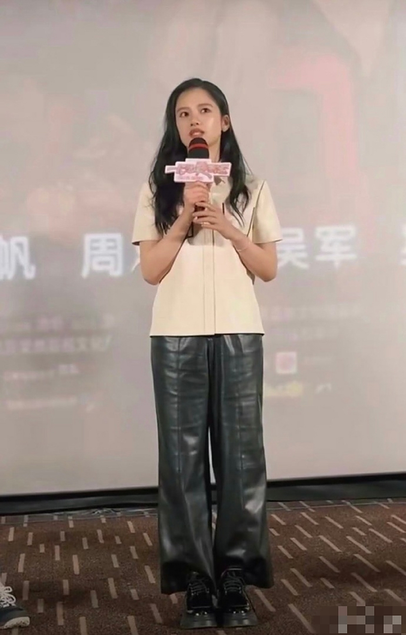 美女都爱皮裤吗?张婧仪穿皮裤怎么样～#明星娱乐资讯
