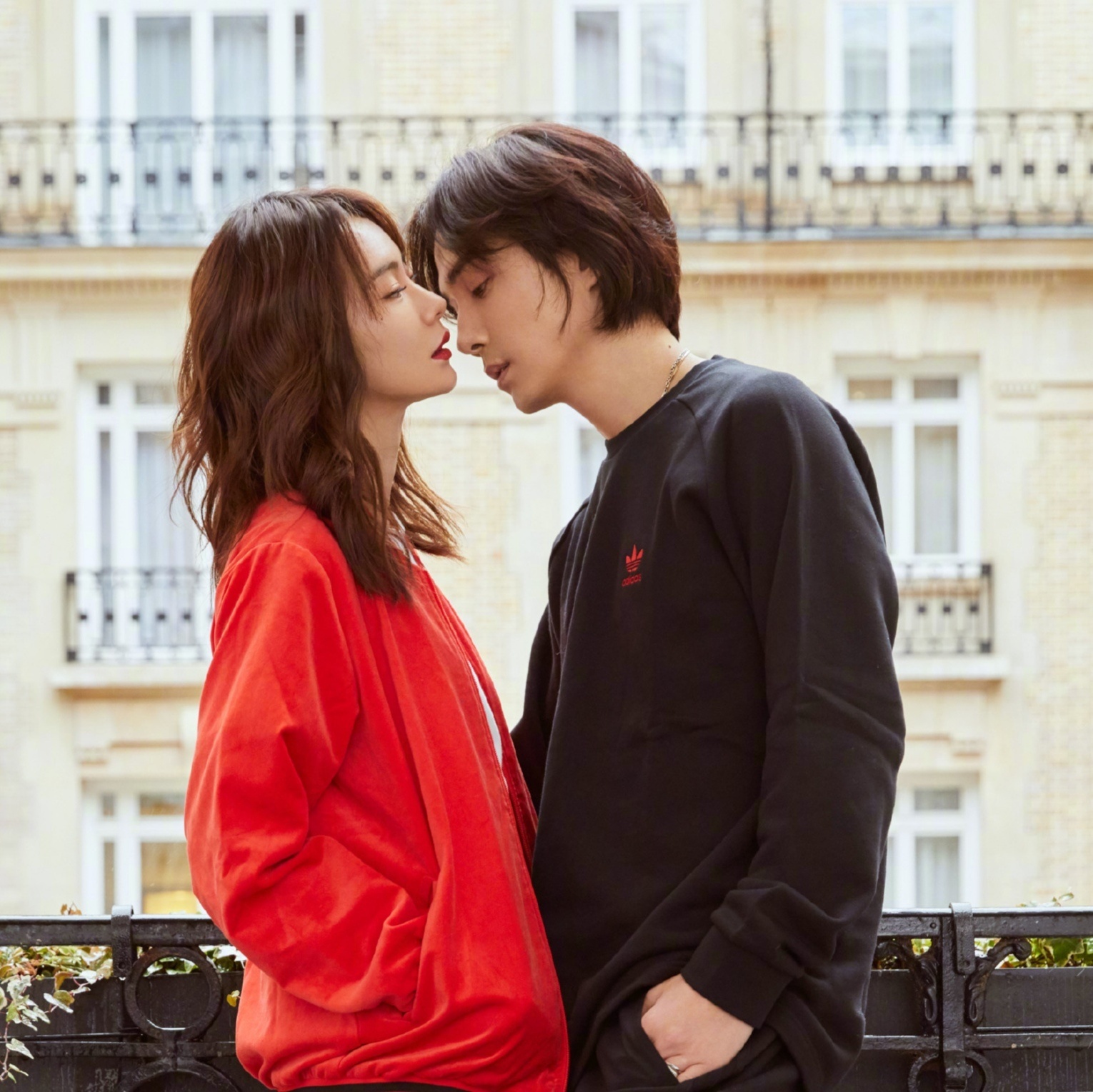 戚薇和李承铉难得同框,两人穿情侣运动套装,又甜又时尚