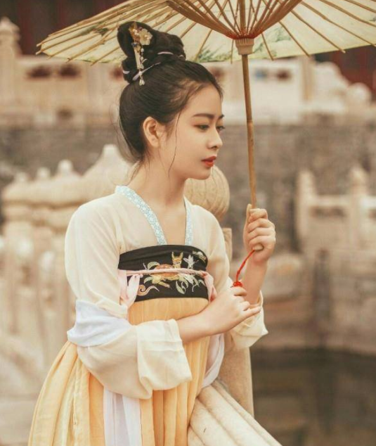 《锦伶》卿妆被未婚夫当成件礼物,送给了一位权势滔天的大佞臣!