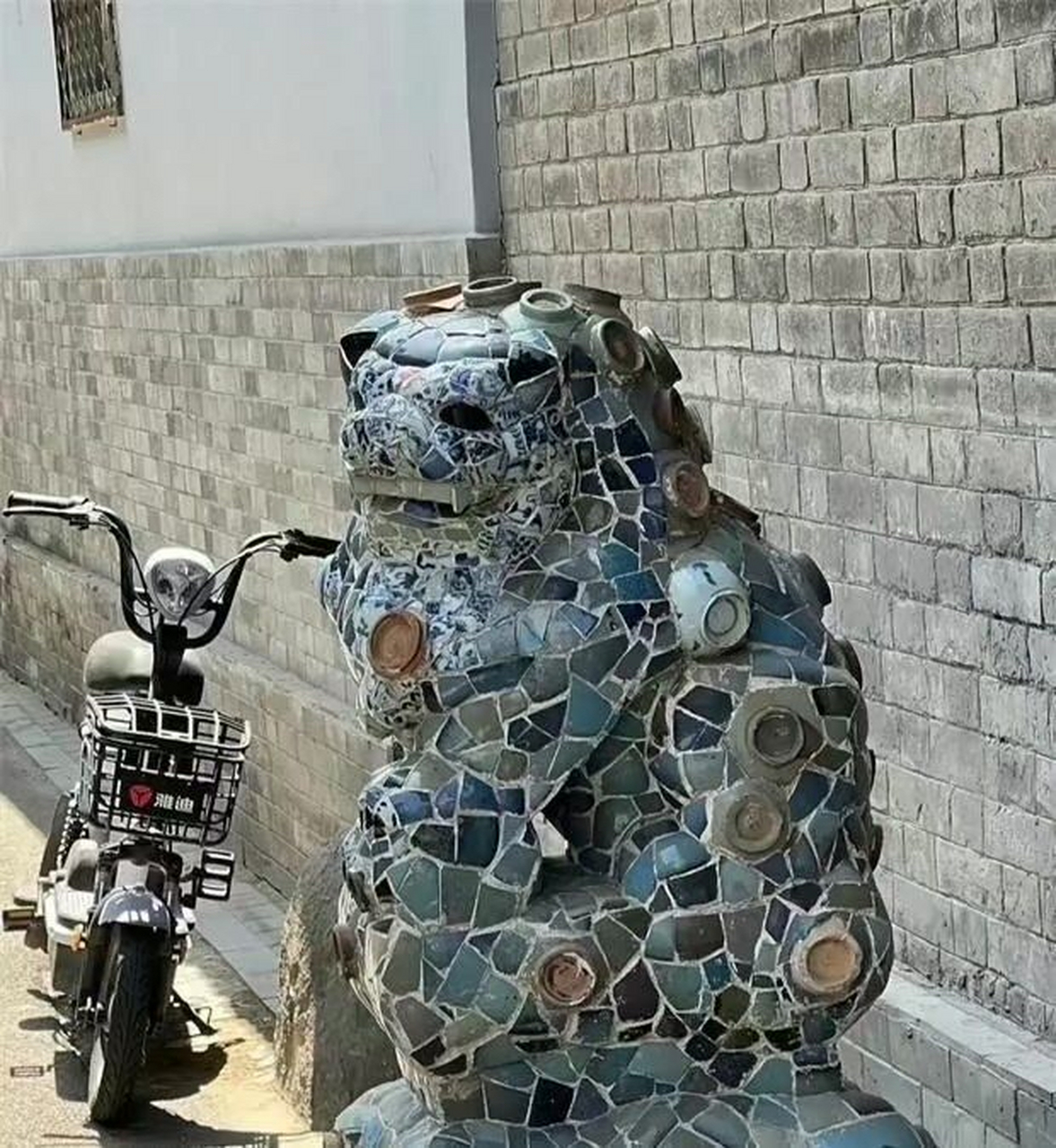 把门口的石狮子弄成这样是有什么讲究吗?#趣图搞笑