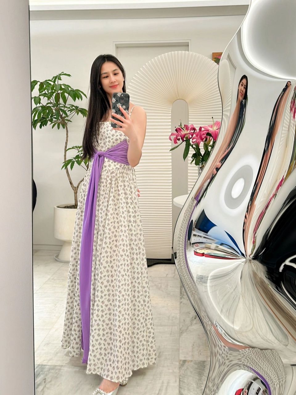 女星黄圣依,宅家纯素颜自拍,跟普通美女没啥区别吧?