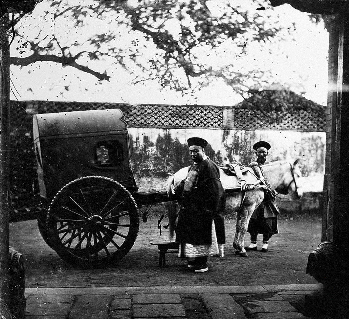 老照片   清朝大臣座马车入宫上朝