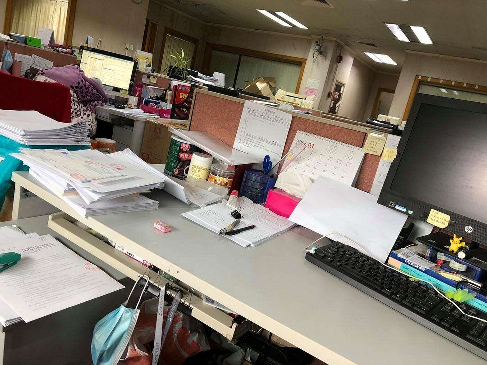 公司座位旁边是一位90后女同事,她的办公桌始终乱糟糟的,在公司两年从